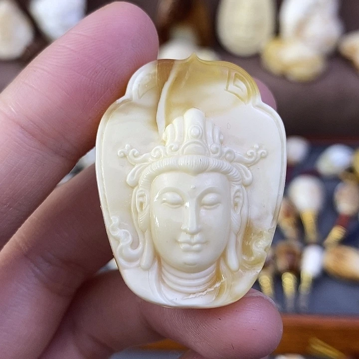 琥珀裸石未镶嵌观音