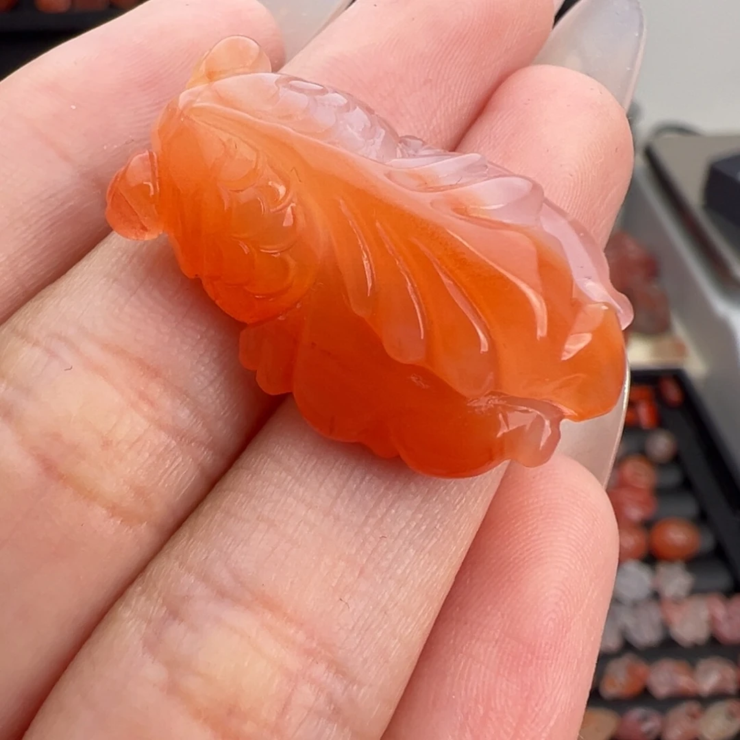 南红玛瑙未镶嵌颈饰金鱼