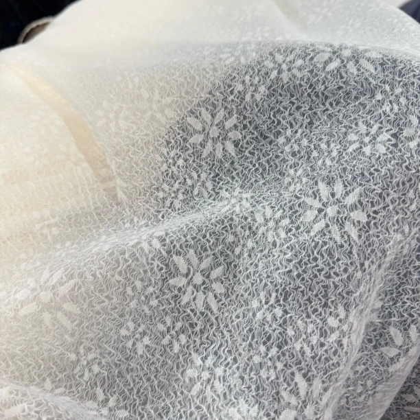 19 手感丝滑的提花双层蕾丝裙子面料6米价