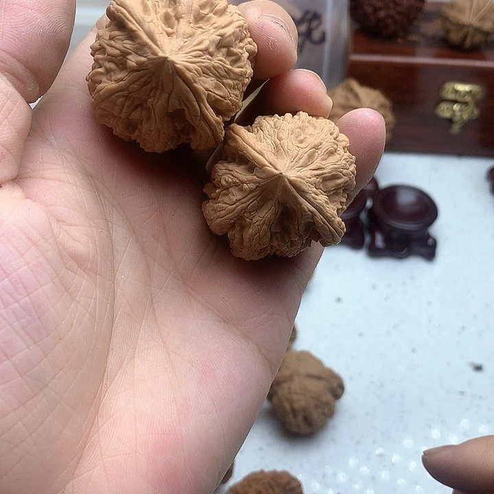 辰***然文玩核桃吊坠大沽石