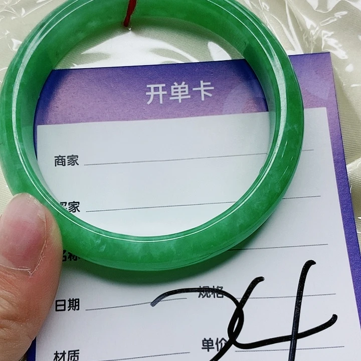 翡翠手镯未镶嵌翡翠