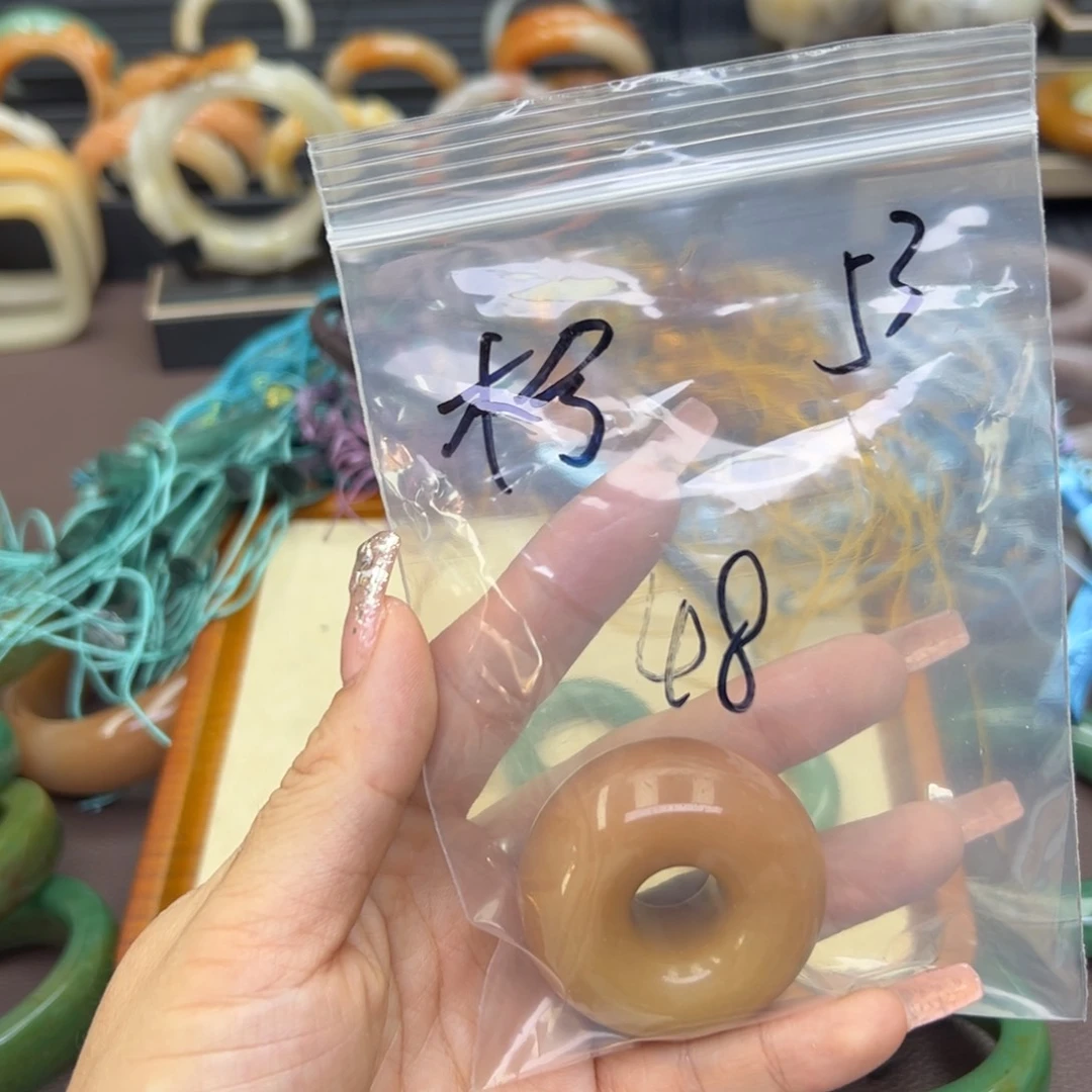 石英质玉手镯未镶嵌木*?