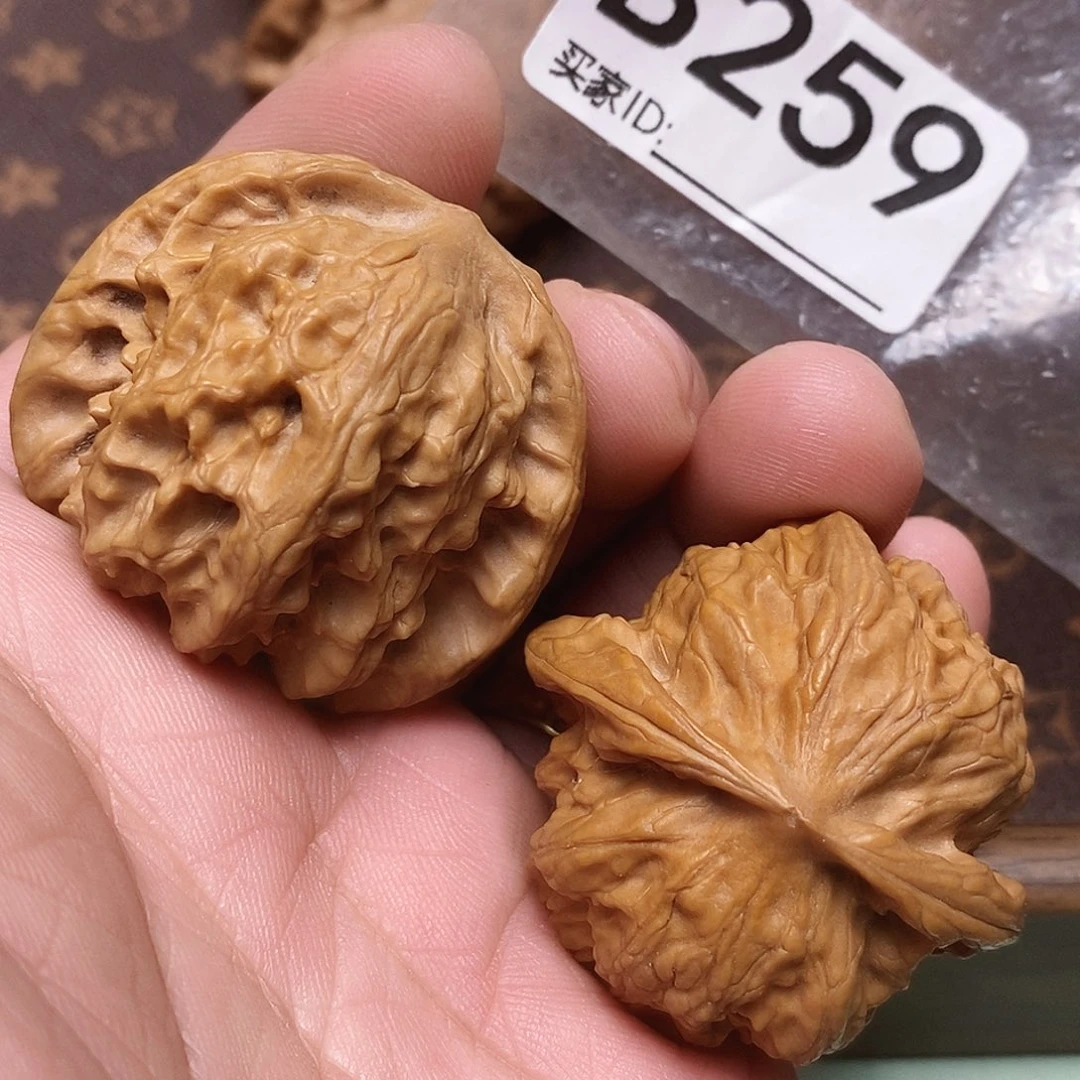 文玩核桃把件野狼40尺。