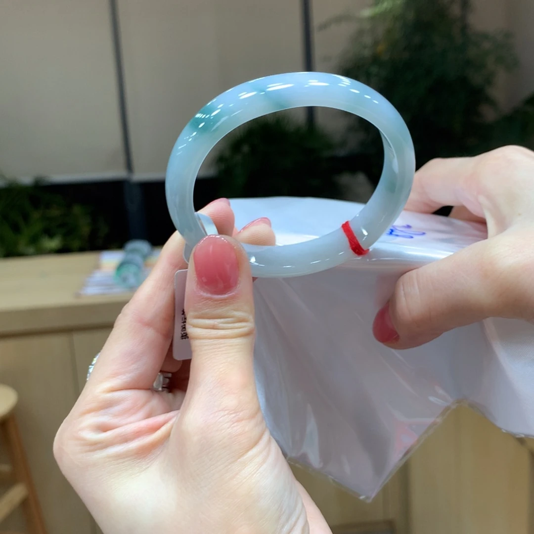 翡翠手镯未镶嵌不退不换