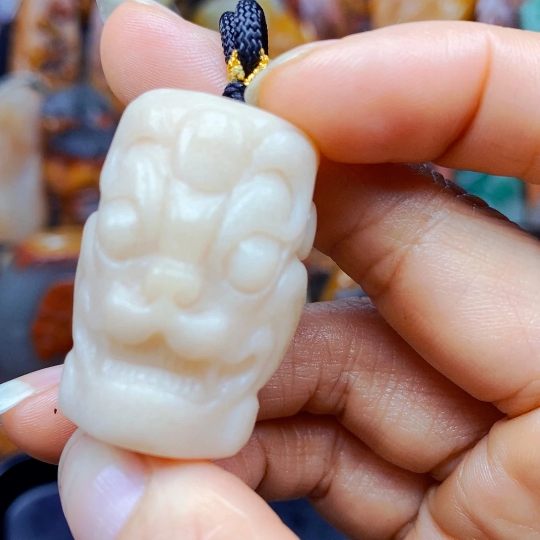 石英质玉（黄龙玉）未镶嵌颈饰