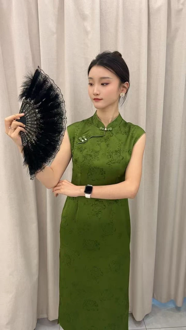 中国风斜襟无袖中杭州丝段旗袍