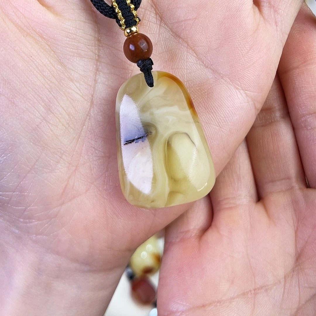 琥珀珠宝奇石未镶嵌。