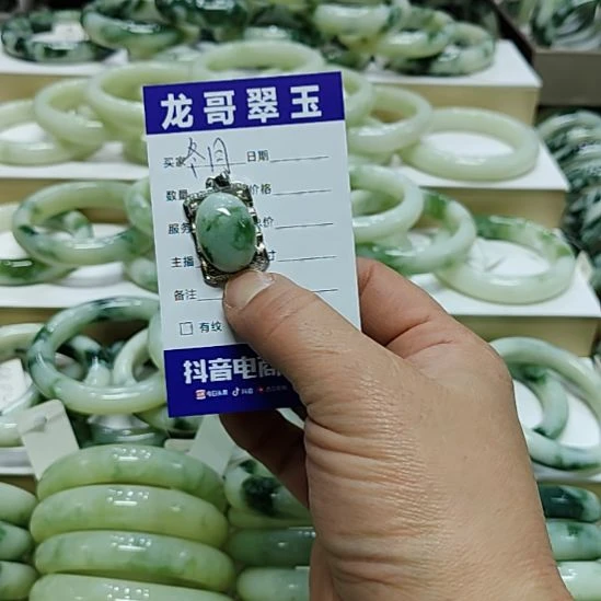 冬***猫蛇纹石玉未镶嵌颈饰