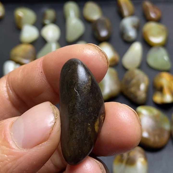 夜***光和田玉（糖玉）未镶嵌珠宝奇石