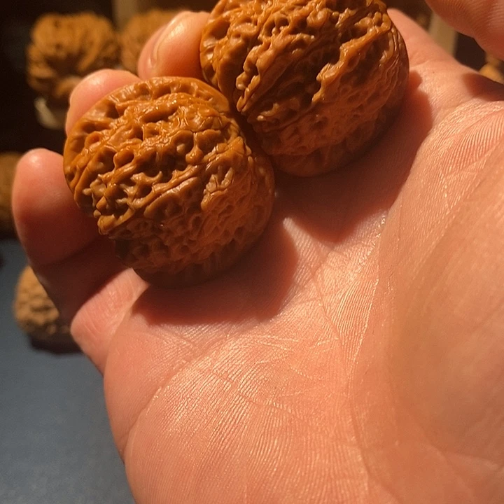 爱***天文玩核桃把件38血麒麟，微修