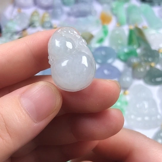 翡翠未镶嵌颈饰葫芦