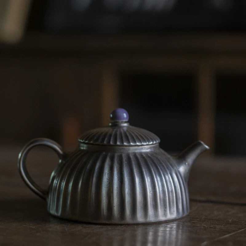 斋居 紫色顶珠-雲由山坊-菊纹壶-110ml（丁香紫菊瓣壶）（雲由S0050）