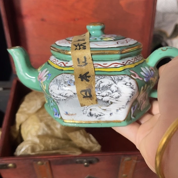茶壶段泥原矿泥料手工制作的一把紫砂壶。