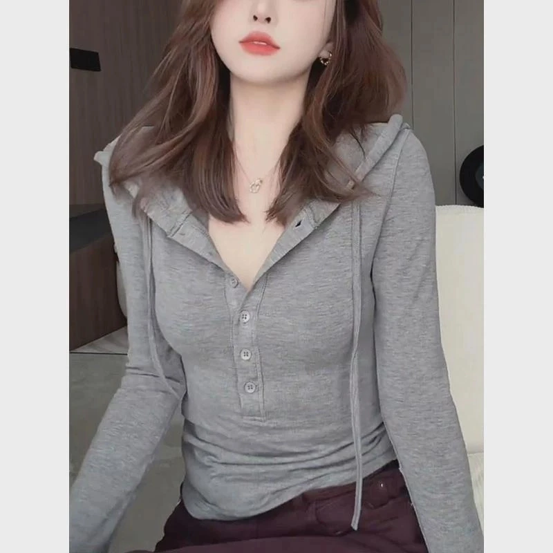 单排扣连帽灰色针织衫女2025早秋新款时尚洋气长袖打底衫修身上衣