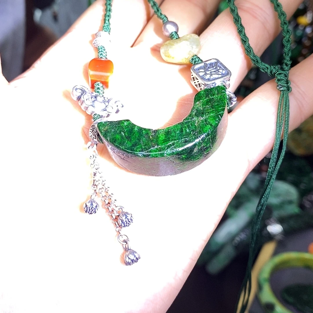 颈饰未镶嵌翡翠漂亮美眉