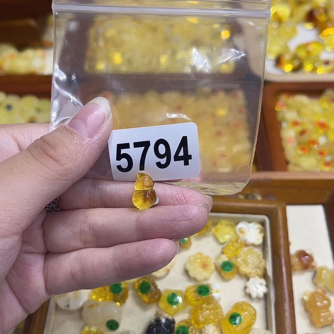 琥珀未镶嵌颈饰蜜蜡