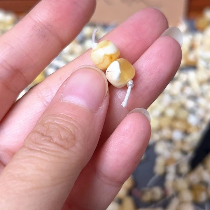 蜜蜡未镶嵌裸石8.6mm一对