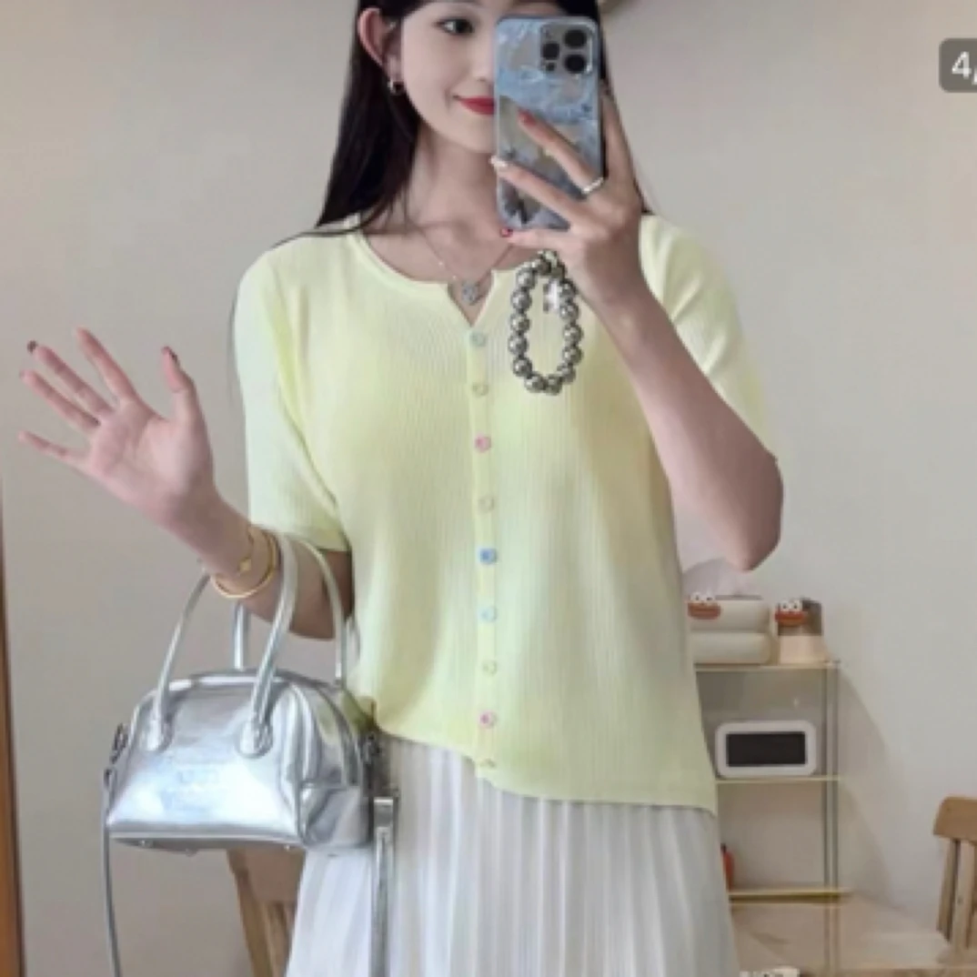 彩扣V领针织冰丝开衫百搭韩系短袖