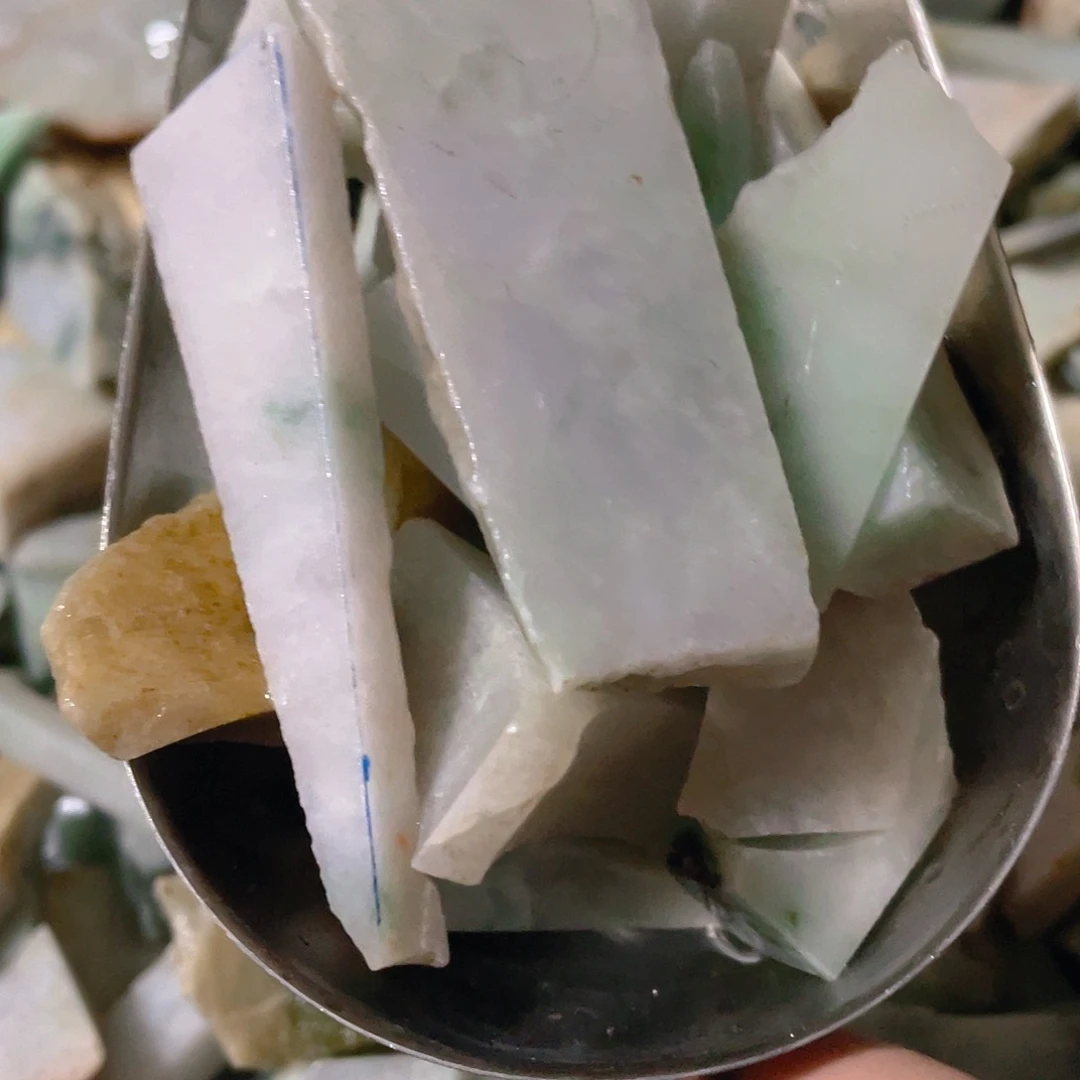 颈饰未镶嵌翡翠。