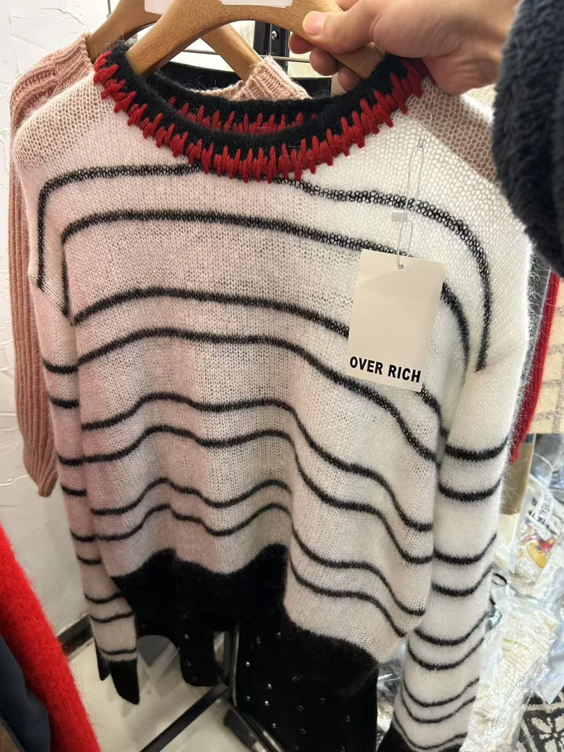 谢欧奈早春新款 领口红色线设计 白色条纹毛衣