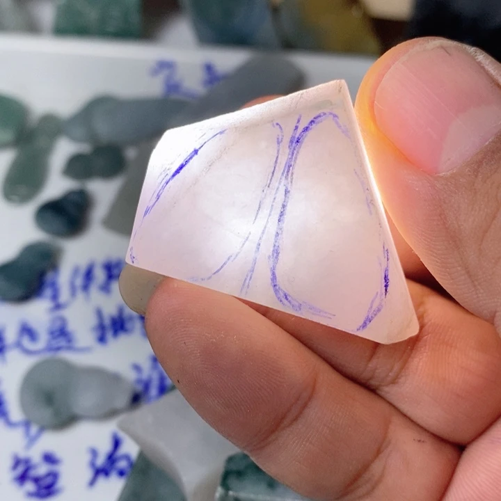 翡翠未镶嵌颈饰挂件料