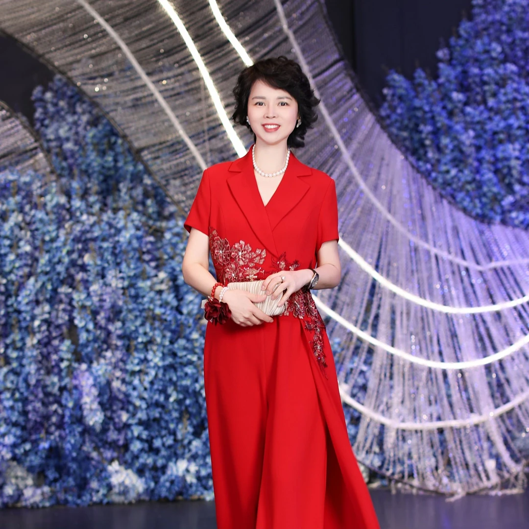 高端订制礼服修身线条简单而流畅气质夏季红色礼服
