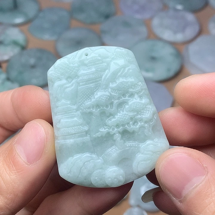 翡翠未镶嵌颈饰山水