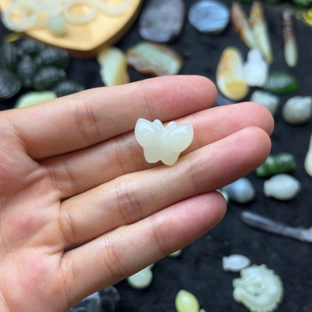 恋***和田玉未镶嵌颈饰