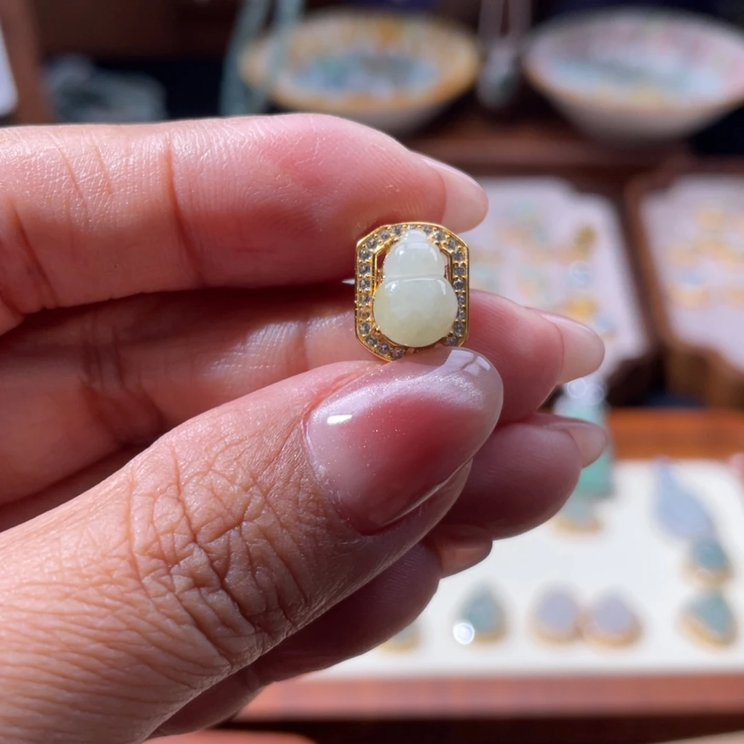 卖***柴翡翠银S925镶嵌颈饰葫芦
