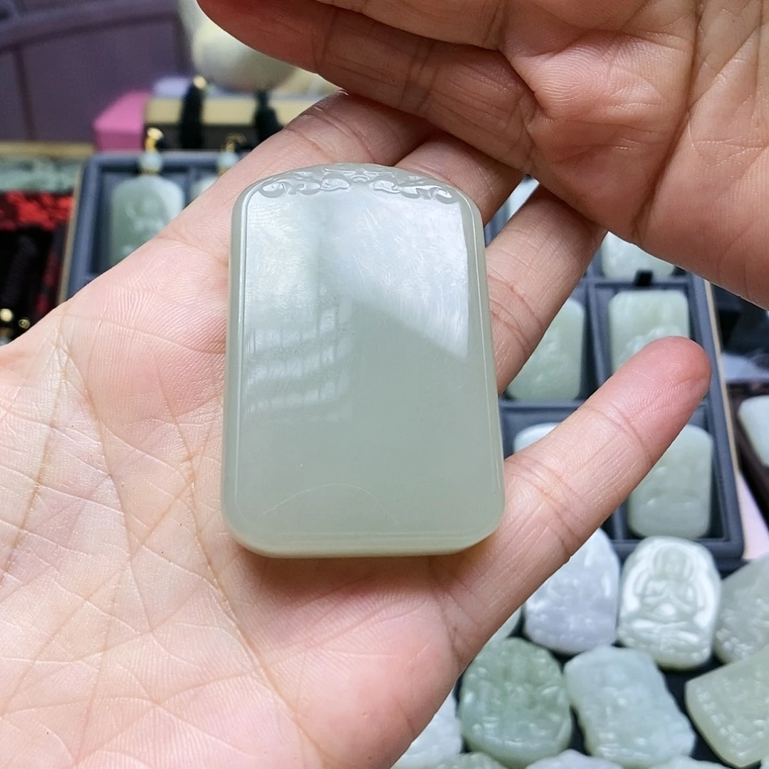 和田玉颈饰未镶嵌金****）