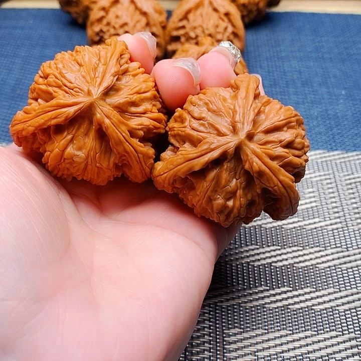 覃***风文玩核桃吊坠三棱