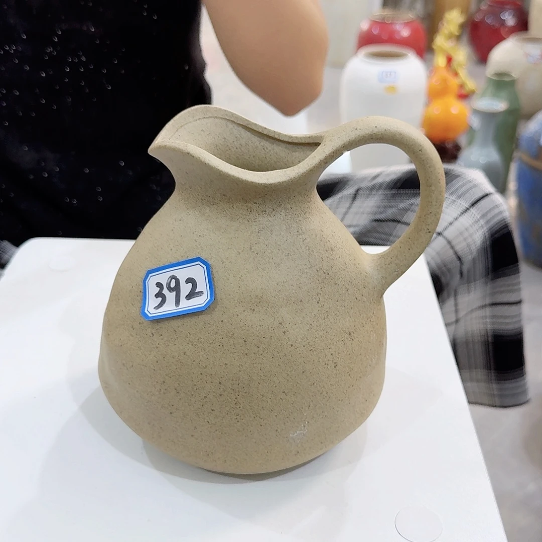 392号陶瓷高16厘米微瑕一个