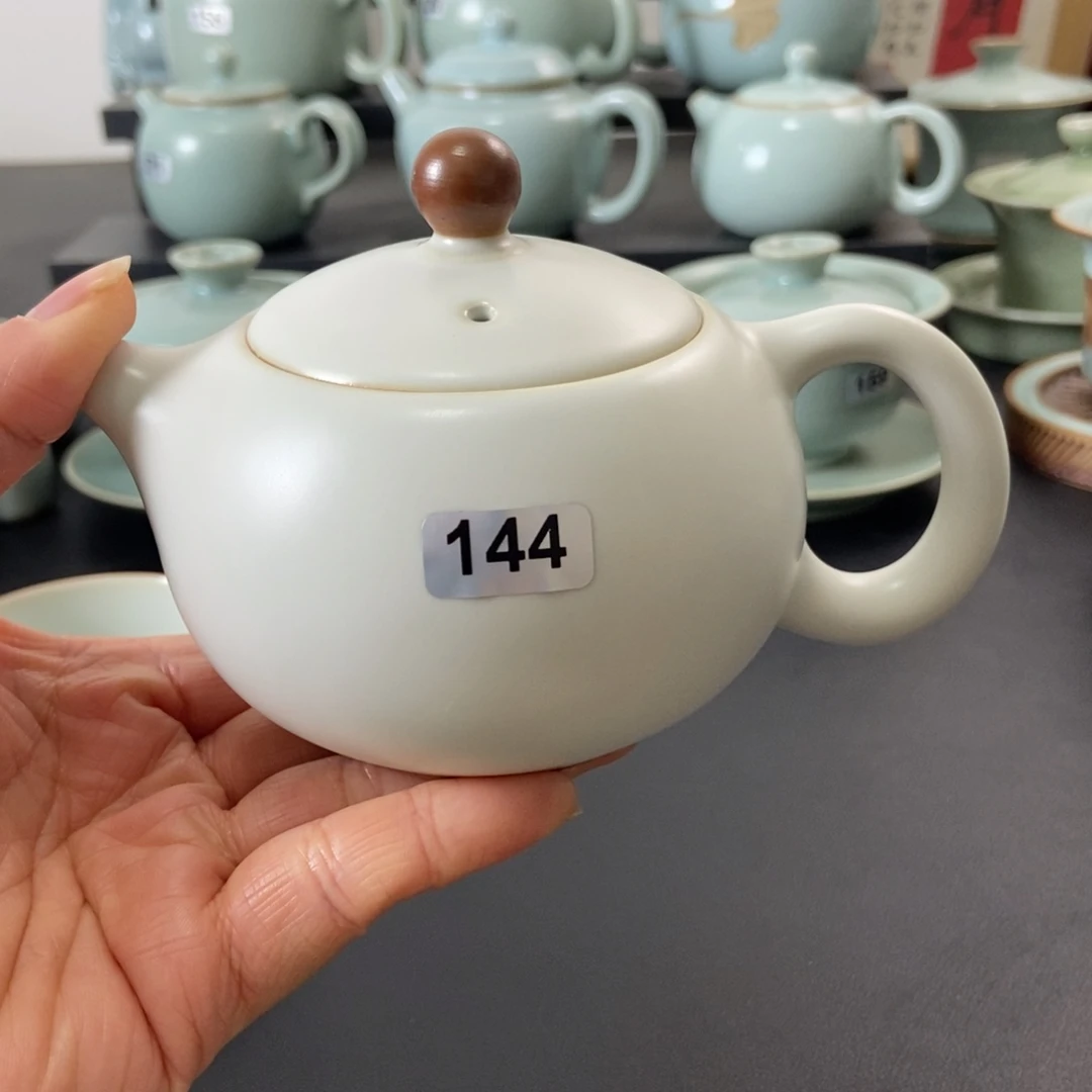 二级品月白釉西施壶