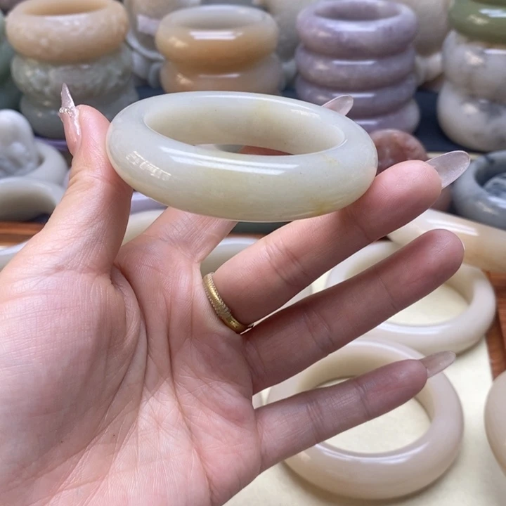 石英岩玉手镯未镶嵌