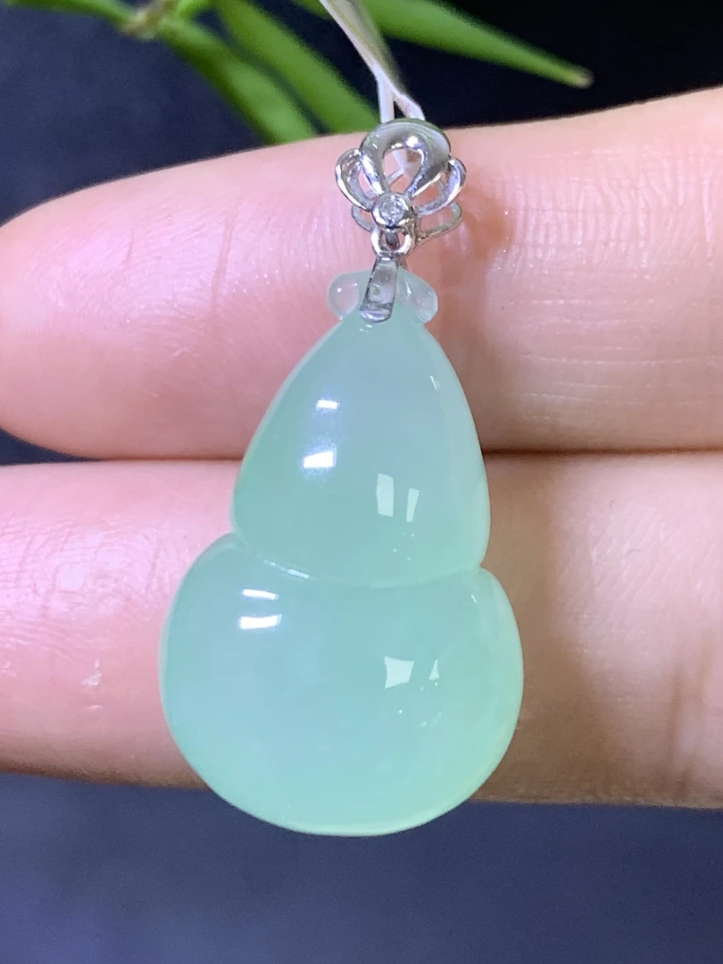 满绿葫芦吊坠 天然A货翡翠 尺寸：29.9*15*10..1mmY红1.23冰绿满色