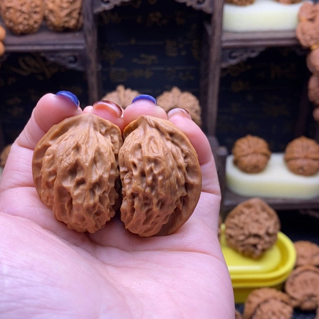 文玩核桃把件半壁江山瓷娃娃