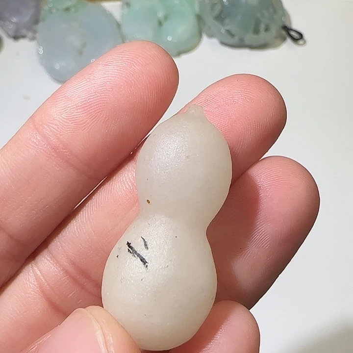 小***绪翡翠未镶嵌颈饰翡翠