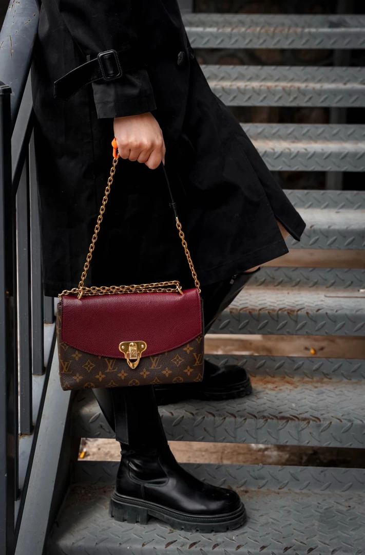 95新 LouisVuitton/路易威登 老花酒红色信封链条包单肩包斜挎包