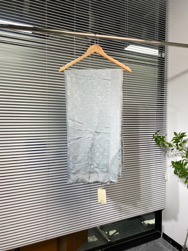 全新未使用 LouisVuitton/路易威登 围巾 老花 桑蚕丝 流苏 jm73