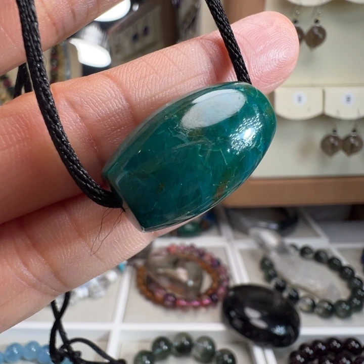 孔雀石未镶嵌颈饰天然硅孔雀石
