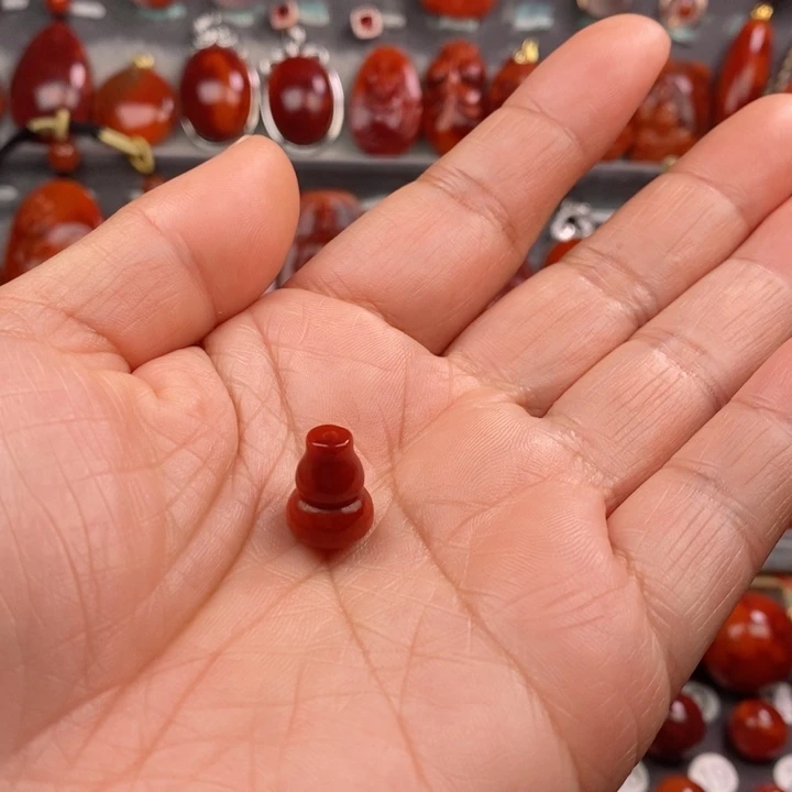 南红玛瑙配饰未镶嵌如*?