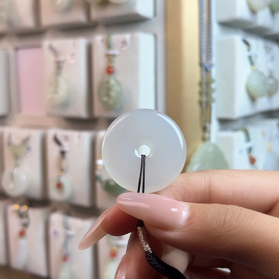 和田玉（糖玉）未镶嵌颈饰曾***过