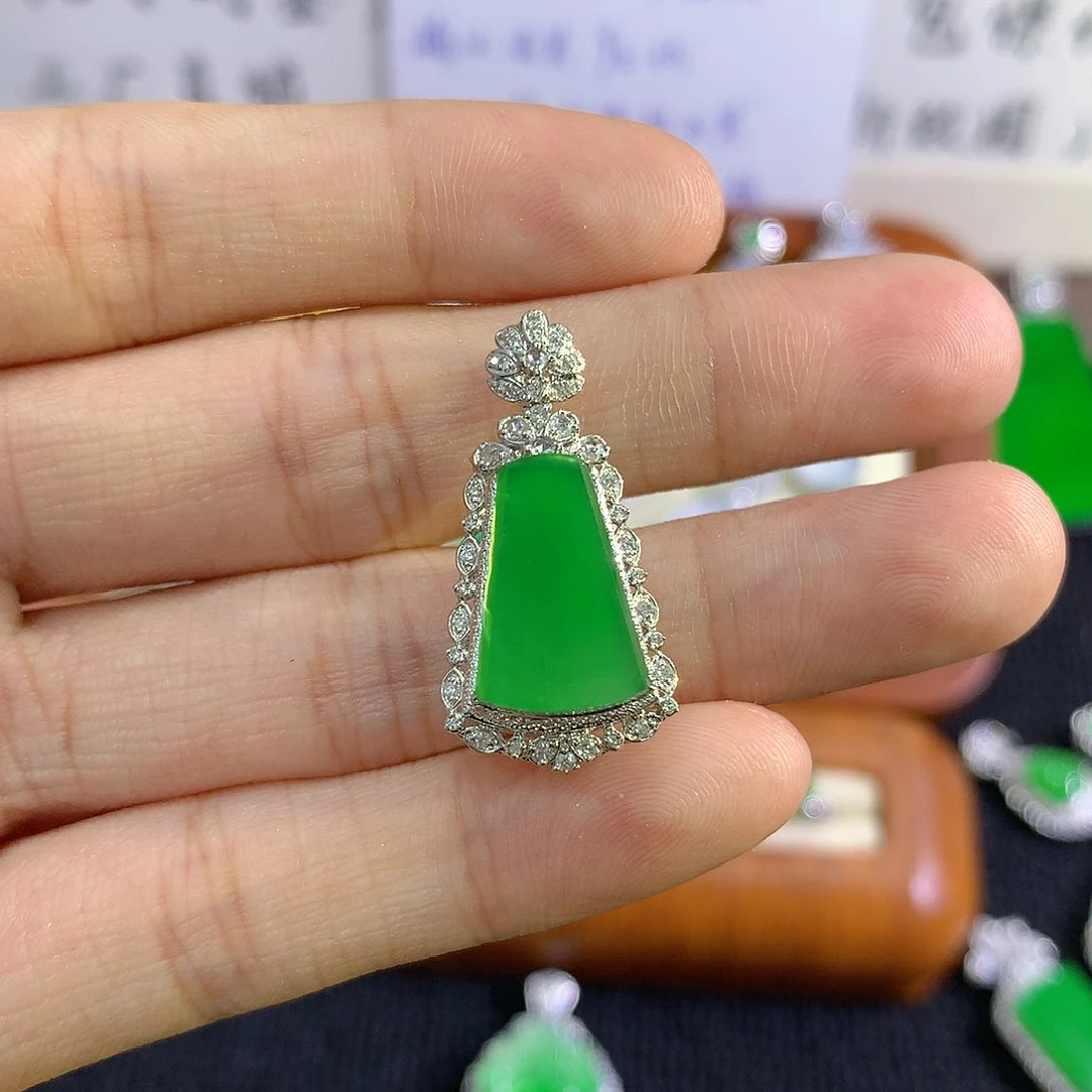 【闪购商品】吊坠(不含链)18K金镶嵌翡翠无事牌