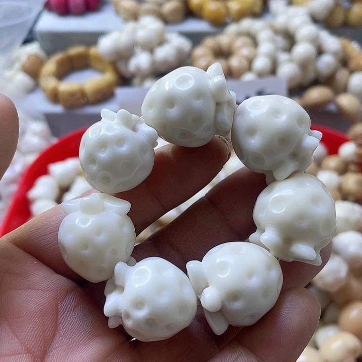 白玉菩提吊坠微瑕象牙果草莓手捻24
