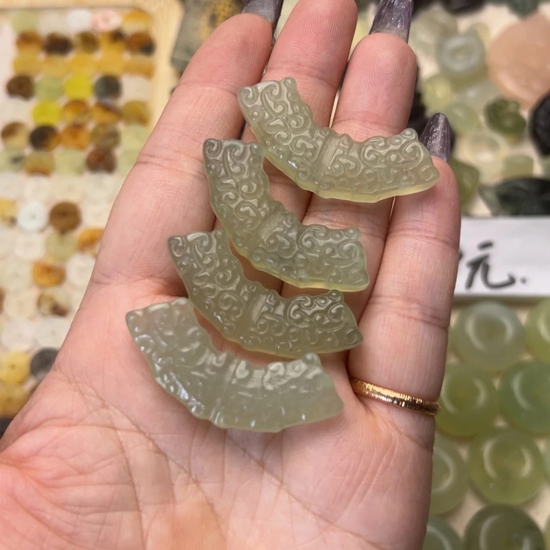 蛇纹石玉颈饰合金