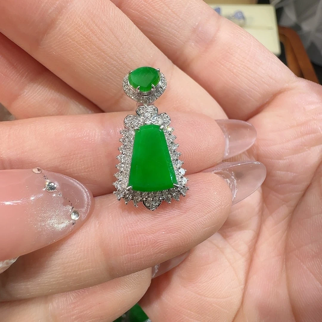 【闪购商品】颈饰18K金镶嵌翡翠