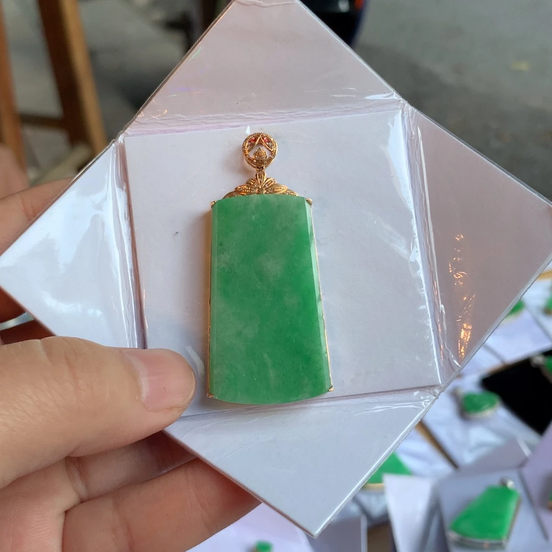 颈饰18K金镶嵌翡翠无事牌