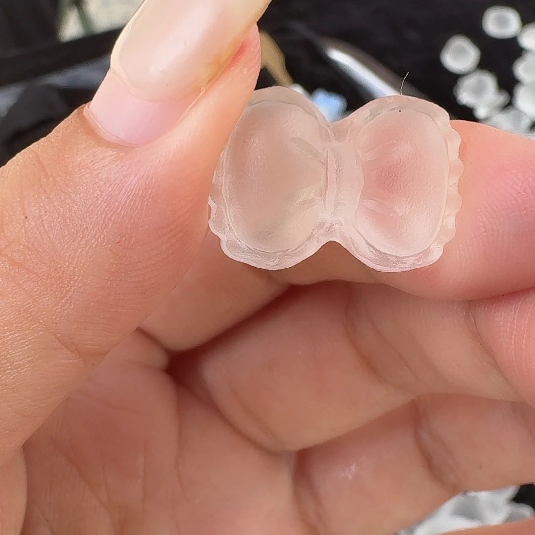 猪***猪未镶嵌颈饰水晶蝴蝶结