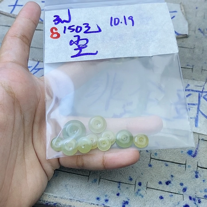 未镶嵌定制翡翠尘*。