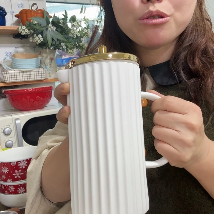 骨瓷金色盖子壶微瑕